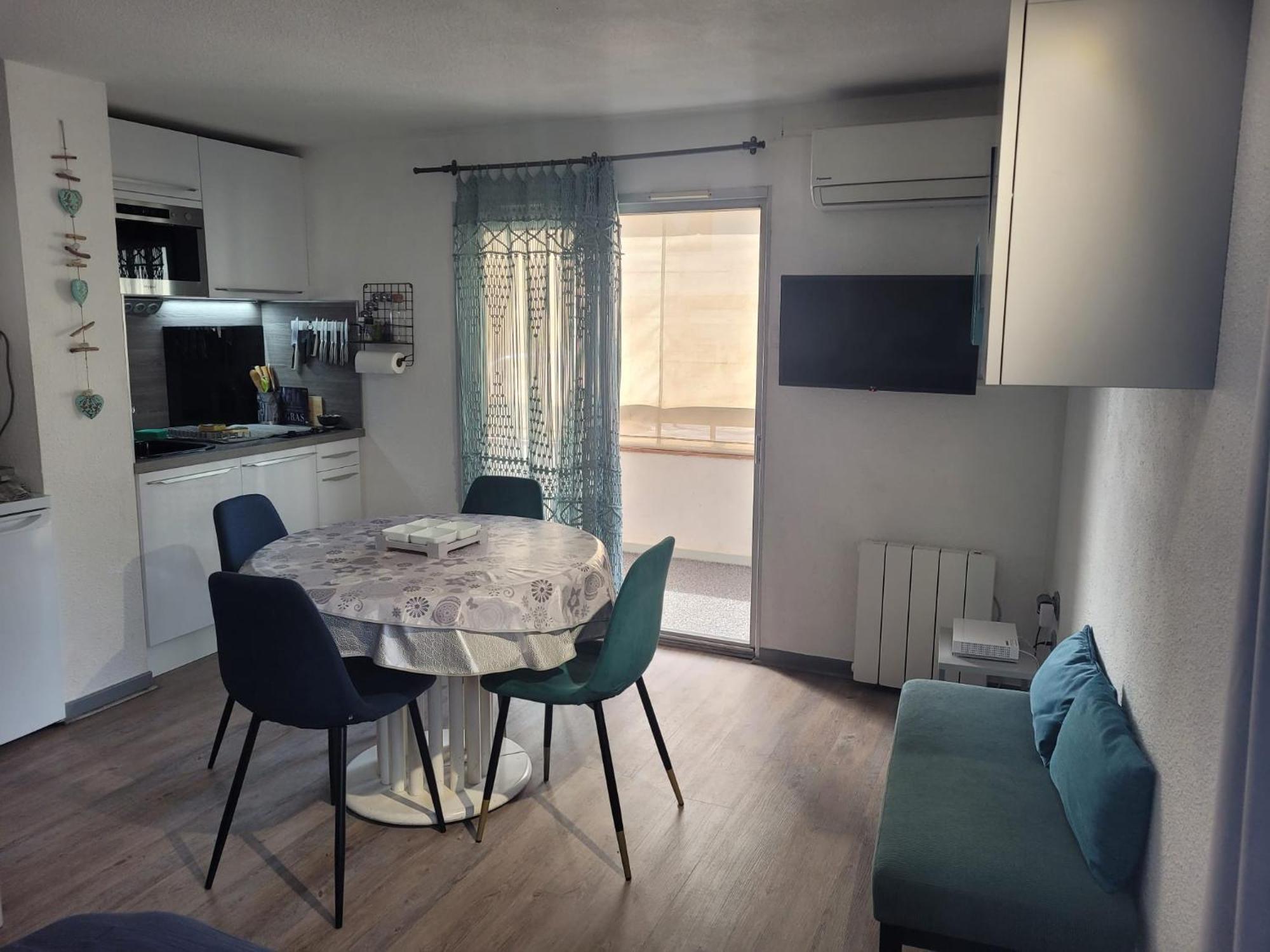 Ideal : Et Centre A 2 Pas +un Garage Apartment *
